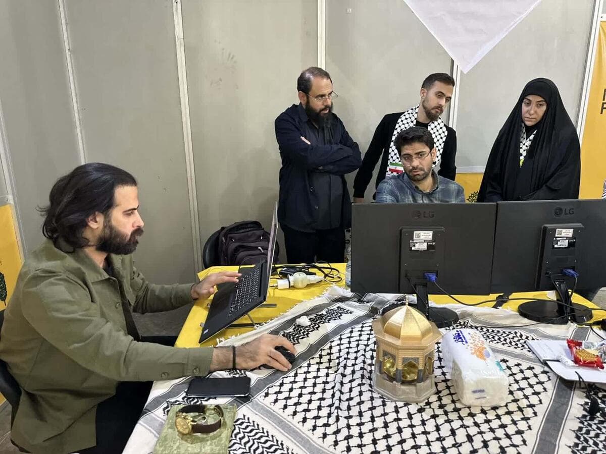 رویداد هنری «پرچم بر زمین نمی‌افتد» در مشهد آغاز شد | پرچم مقاومت در دست هنرمندان