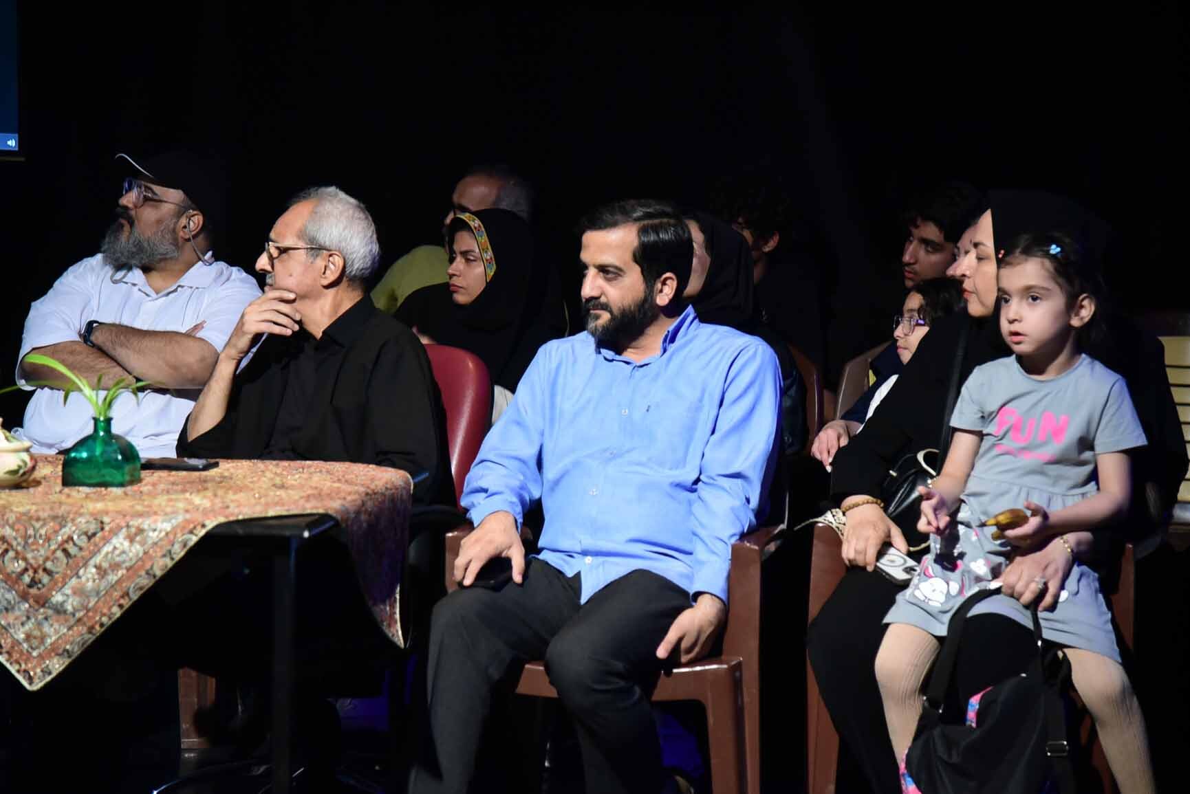 این سالن خانه هنرمندانی است که دغدغه ایران و انقلاب دارند
