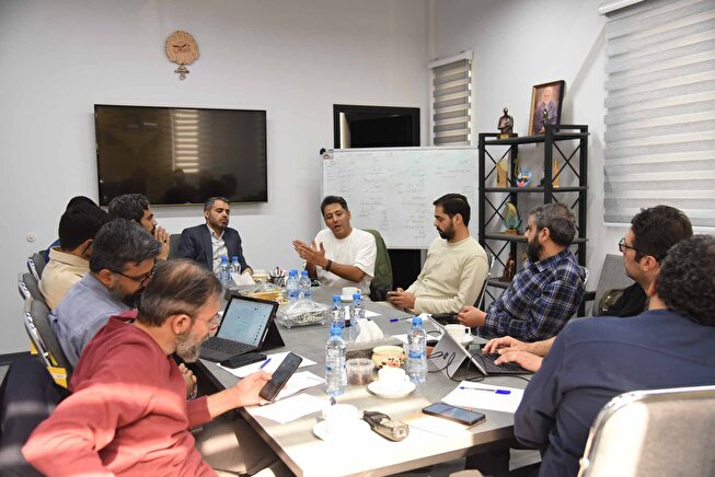 میزگرد تخصصی نقد و بررسی نمایش میدانی «۱۸۰۰۱» در مشهد برگزار شد/ گزارش تصویری