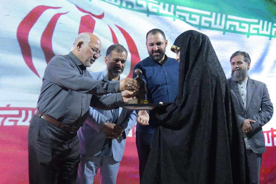چهرههای هنر انقلاب اسلامی خراسان رضوی در دو سال گذشته معرفی شدند. چهرههای هنر انقلاب اسلامی خراسان رضوی در دو سال گذشته معرفی شدند.