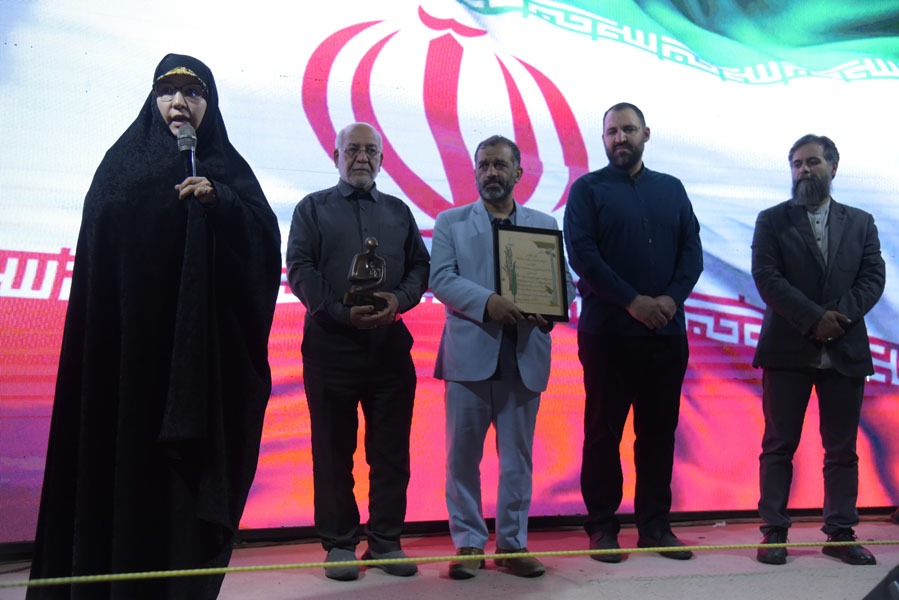 چهرههای هنر انقلاب اسلامی خراسان رضوی در دو سال گذشته معرفی شدند. چهرههای هنر انقلاب اسلامی خراسان رضوی در دو سال گذشته معرفی شدند.