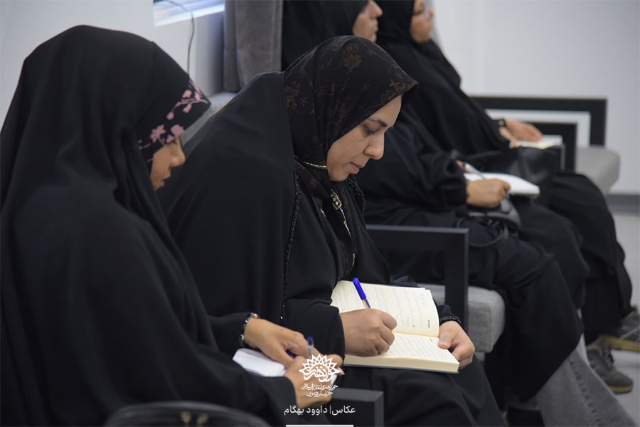 استقبال هنرمندان از کارگاه تخصصی «فرآیند تولید نمایش خیابانی؛ از فرم تا محتوا» در مشهد استقبال هنرمندان از کارگاه تخصصی «فرآیند تولید نمایش خیابانی؛ از فرم تا محتوا» در مشهد