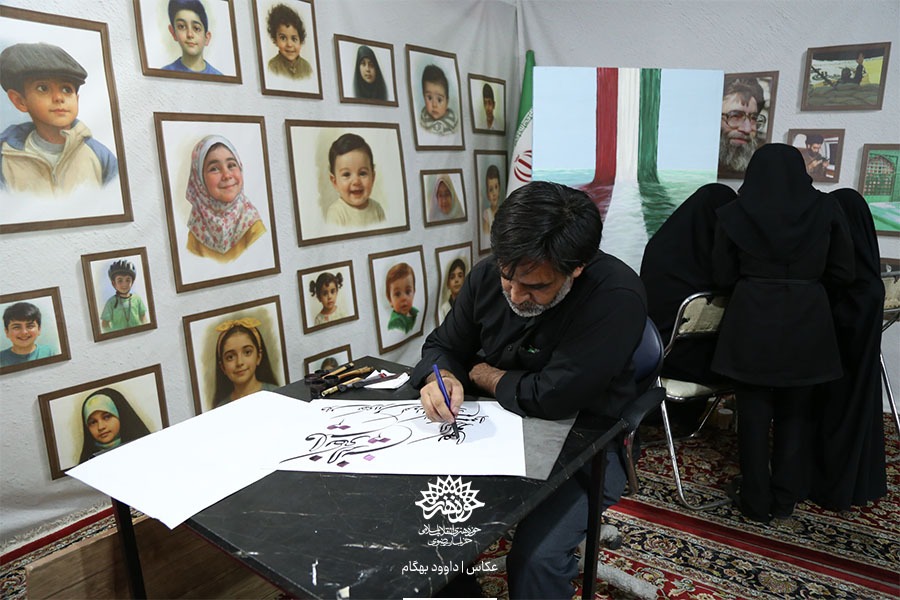 نذر هنر در نمایشگاه مجاهد خستگی ناپذیر به مناسبت چهلم تدفین آقای شهید ایران