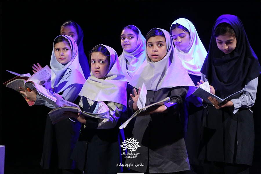 رونمایی پوستر نمایش «دختری که خواب را نوشید»