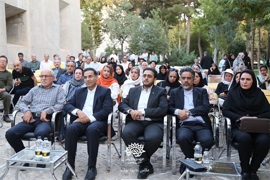مراسم گرامیداشت سالروز درگذشت مهدی اخوان ثالث در آرامگاه فردوسی برگزار شد