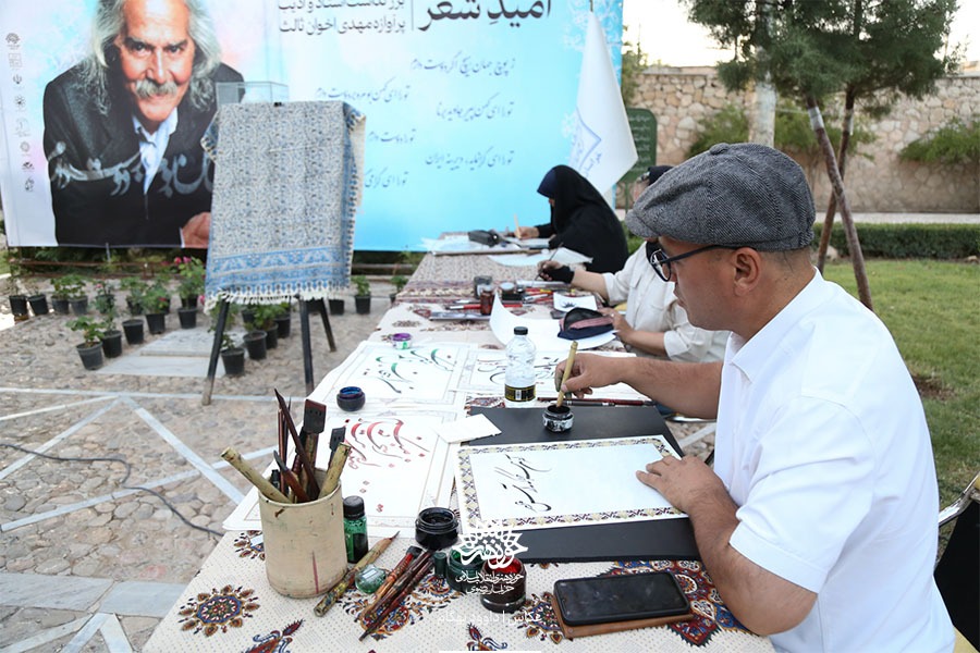 مراسم گرامیداشت سالروز درگذشت مهدی اخوان ثالث در آرامگاه فردوسی برگزار شد