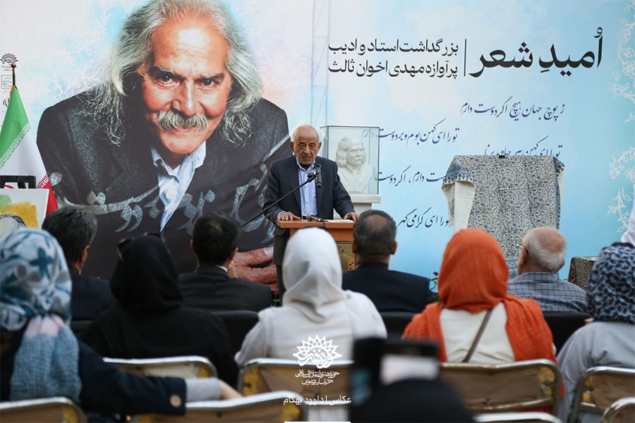 مراسم گرامیداشت سالروز درگذشت مهدی اخوان ثالث در آرامگاه فردوسی برگزار شد