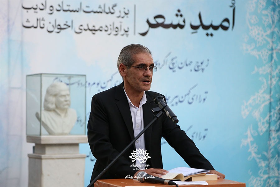 مراسم گرامیداشت سالروز درگذشت مهدی اخوان ثالث در آرامگاه فردوسی برگزار شد