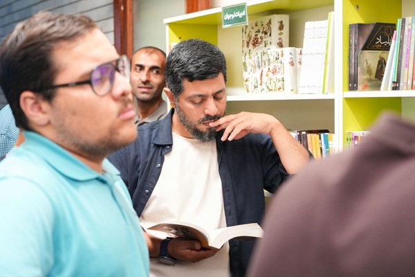 کتاب «من همین رضا سنجرانی را دوست دارم» در مشهد رونمایی شد کتاب «من همین رضا سنجرانی را دوست دارم» در مشهد رونمایی شد