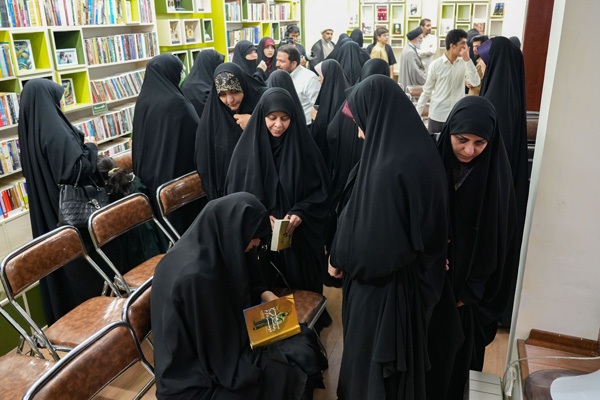 کتاب «من همین رضا سنجرانی را دوست دارم» در مشهد رونمایی شد کتاب «من همین رضا سنجرانی را دوست دارم» در مشهد رونمایی شد