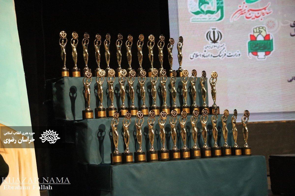 هنرمندان حوزه هنری خراسان رضوی در سومین جشنواره منطقهای هنرهای تجسمی ایثار در استان گلستان خوش درخشیدند. هنرمندان حوزه هنری خراسان رضوی در سومین جشنواره منطقهای هنرهای تجسمی ایثار در استان گلستان خوش درخشیدند.