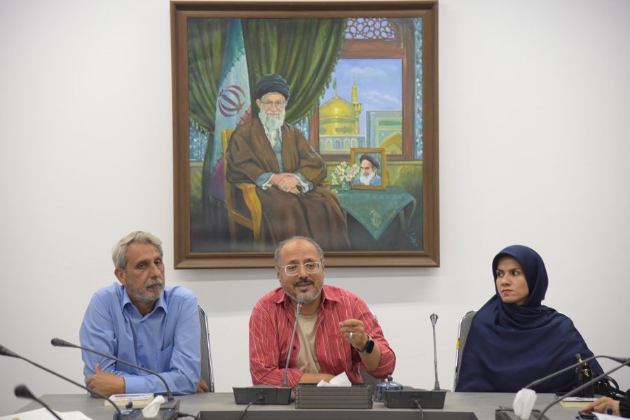 جلسه نقد و بررسی کتاب «اینجا جای کسی خالی است...» در مشهد برگزار شد