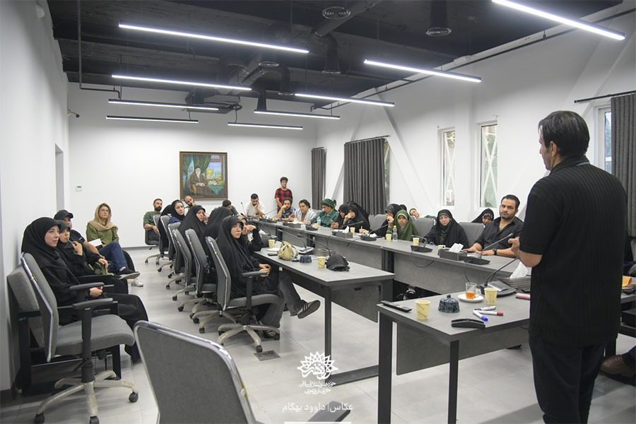 استقبال هنرمندان از کارگاه تخصصی «فرآیند تولید نمایش خیابانی؛ از فرم تا محتوا» در مشهد استقبال هنرمندان از کارگاه تخصصی «فرآیند تولید نمایش خیابانی؛ از فرم تا محتوا» در مشهد