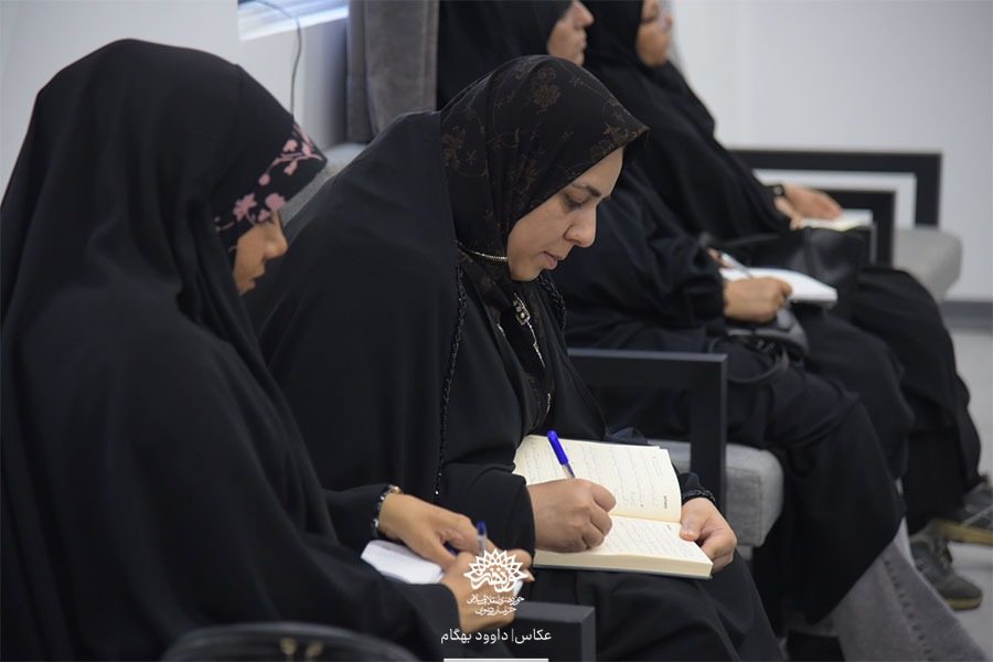 استقبال هنرمندان از کارگاه تخصصی «فرآیند تولید نمایش خیابانی؛ از فرم تا محتوا» در مشهد استقبال هنرمندان از کارگاه تخصصی «فرآیند تولید نمایش خیابانی؛ از فرم تا محتوا» در مشهد